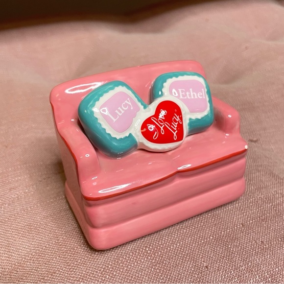 Iconic I Love Lucy Collectible Ceramic Reto-Inspired Couch Salt or Pepper Shaker - Picture 2 of 12